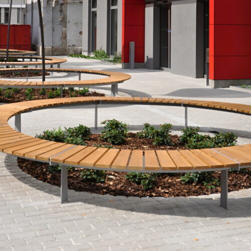 Boombank model Radiano 14 Boombank Radiano in een extra grote uitvoering, binnendiameter 2 meter. Ook dat is op aanvraag mogelijk. Net als de afwijkende kleur voor de bankvoeten. We informeren u graag.;